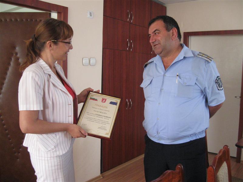 Началникът на РУ “Полиция“ получи грамота от Галина Стоянова