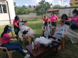 Младите фризьори на гимназия “П. Стайнов“ подариха нови визии на обитателите на защитеното жилище в Дунавци