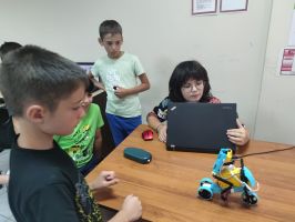 Управлявайте роботи в  „Запознайте се и програмирайте“