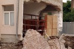 Взети се всички необходими мерки за обезопасяване на мястото на падналата стена, строителни специалисти предприемат укрепителни действия