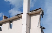 След падането на стена, около 17.00 часа се срути и част от сградата на Математическата гимназия /снимки и видео/ / Новини от Казанлък