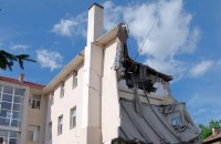 След падането на стена, около 17.00 часа се срути и част от сградата на Математическата гимназия /снимки и видео/