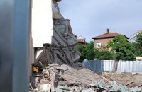 След падането на стена, около 17.00 часа се срути и част от сградата на Математическата гимназия /снимки и видео/ / Новини от Казанлък