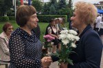 Румяна Друмева с рози за благодарност на 24 май / Новини от Казанлък