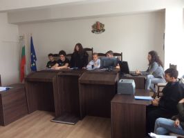 Ученици пресъздадоха съдебен процес в казанлъшкия съд / Новини от Казанлък
