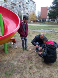 Ученици от ПГ „Акад. Петко Стайнов” възстановиха площадка