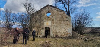 Митрополит Киприан посети Потопената църква на язовир Копринка / Новини от Казанлък