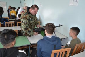 Военните показват различно въоръжение на ученици / Новини от Казанлък
