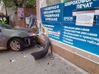 Автомобил се заби в сграда до Розариума / Новини от Казанлък