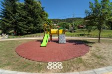 Нова детска площадка радва малчуганите в Шипка / Новини от Казанлък
