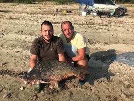 Рибар извади 12-килограмов шаран на язовир Копринка / Новини от Казанлък