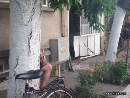 Подпийнал шофьор помете колело и се заби в гаражна врата / Новини от Казанлък