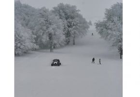 Автомобил и УТВ на ски пистите на Бузлуджа / ВИДЕО / Новини от Казанлък