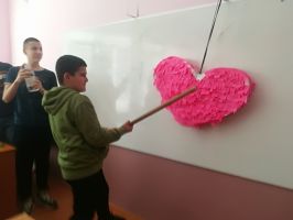 Учениците в ОУ “Георги Кирков“ отбелязаха Св. Валентин с различни проекти / Новини от Казанлък