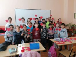 Учениците в ОУ “Георги Кирков“ отбелязаха Св. Валентин с различни проекти / Новини от Казанлък