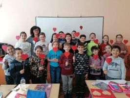 Учениците в ОУ “Георги Кирков“ отбелязаха Св. Валентин с различни проекти