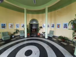 “Шарен свят“ украси фоайето на библиотеката / Новини от Казанлък