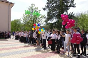 96 балона полетяха в небето за годишнината на ПГ “Иван Хаджиенов“ / Новини от Казанлък