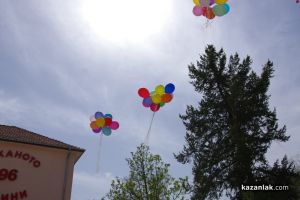96 балона полетяха в небето за годишнината на ПГ “Иван Хаджиенов“ / Новини от Казанлък