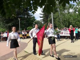 Отрупан с цветя е бюст-паметникът на Ботев в Казанлък на 2 юни / Новини от Казанлък