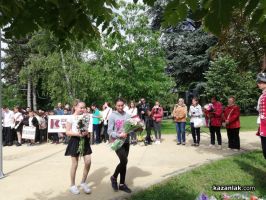 Отрупан с цветя е бюст-паметникът на Ботев в Казанлък на 2 юни / Новини от Казанлък