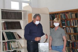 Бедрос Азинян и Тошо Пейков дариха на библиотеката / Новини от Казанлък