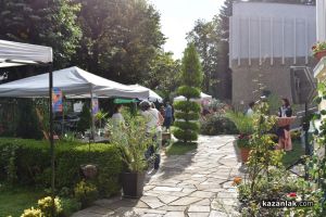 Градината на ЛХМ “Чудомир“ се превърна в сцена на изкуството / Новини от Казанлък