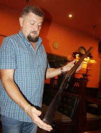 Колекционери откриват изложба в “New York Pub“ със старинни оръжия и восъчна фигура на Ботев / Новини от Казанлък
