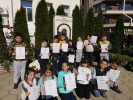 Ученици от ОУ “Св. Паисий Хилендарски“ дариха книги на училището си за Деня на будителите