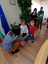 Наградиха малките художници от конкурса „Моето семейство“ / Новини от Казанлък