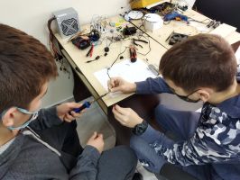 Ученици на ИКТ Център разработват Умен дом / Новини от Казанлък