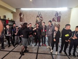 7 б клас са шампионите във футболния турнир на ОУ “Св. Паисий Хилендарски“ / Новини от Казанлък
