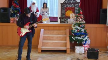 Коледният дух завладя ПГ „Иван Хаджиенов“ / Новини от Казанлък