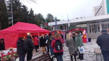 Коледният базар в Павел баня събра над 2000 лв. само за 3 дни / Новини от Казанлък