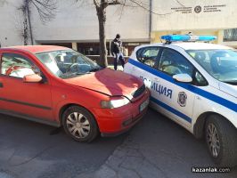 Пиян шофьор се заби в патрулка / Новини от Казанлък