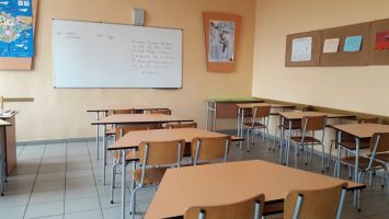 Министър Денков: Няма причина да затваряме всички училища сега 