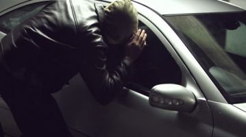  Крадец си отмъкна мобилен телефон от паркирано Волво