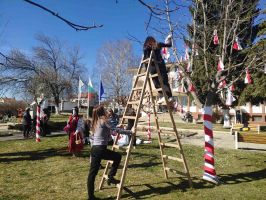 Село Енина посреща 1-ви март с пищна украса / Новини от Казанлък