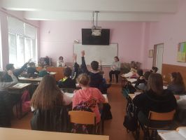 Шестокласници заместиха учителите в Деня на математиката / Новини от Казанлък