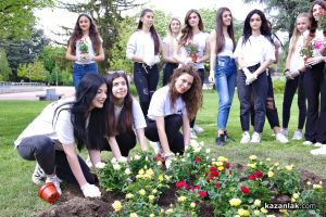Нови рози засадиха в парк „Розариум“ кандидатките за Царица Роза 2022 / Новини от Казанлък