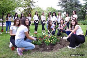 Нови рози засадиха в парк „Розариум“ кандидатките за Царица Роза 2022 / Новини от Казанлък