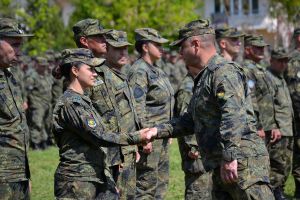 Наградиха военнослужещи по случай 6 май в казанлъшкото поделение  / Новини от Казанлък