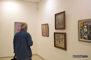 Талантливи художници подредиха изложба с 34 „Цветни послания от Казанлък“ / Новини от Казанлък