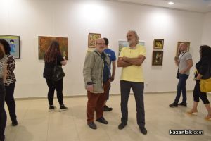 Талантливи художници подредиха изложба с 34 „Цветни послания от Казанлък“ / Новини от Казанлък