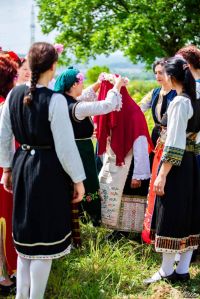Семейство сключи брак в розови градини край Казанлък / Новини от Казанлък