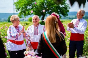 Семейство сключи брак в розови градини край Казанлък / Новини от Казанлък