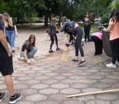 Учениците на ПГЛПТ запретнаха ръкави и почистиха двора на училището