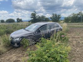Кола се обърна по таван след катастрофа край Тъжа  / Новини от Казанлък