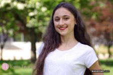 Участничка в конкурса Царица Роза 2022 посвети стих на Казанлък / Новини от Казанлък