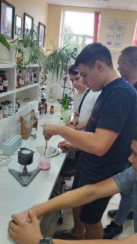 Деветокласници в Механото приготвиха сапун с розова вода / Новини от Казанлък